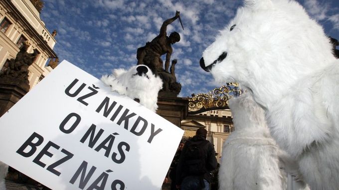 Lední medvědi demonstrovali na Hradě