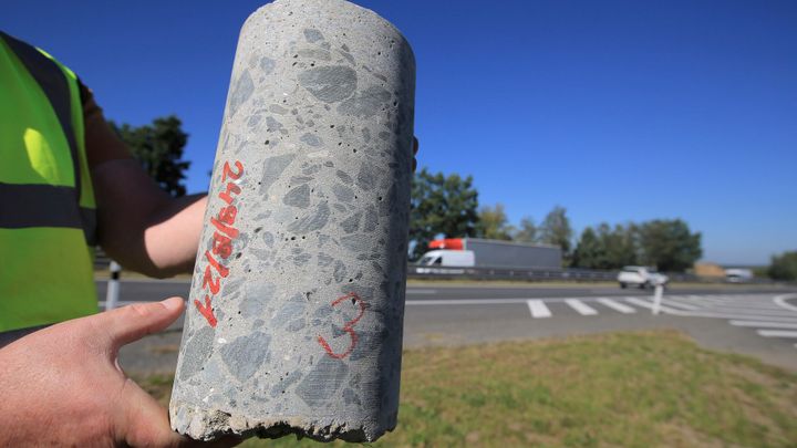 Silničáři začnou s opravou zrekonstruovaného úseku D1. Chtějí využít dobrého počasí; Zdroj foto: ČTK