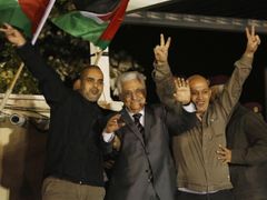 Palestinský prezident Mahmúd Abbás vítá propuštěné vězně.