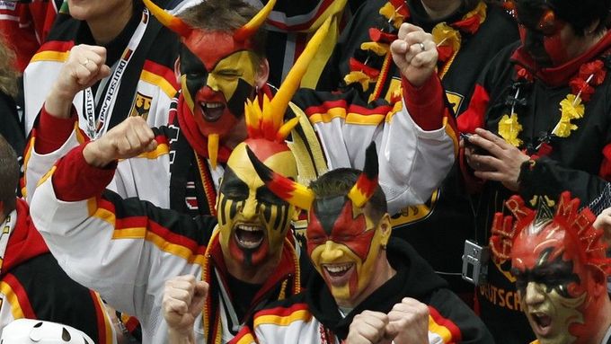 Němečtí fanoušci vytvořili na stadionech divácké peklo