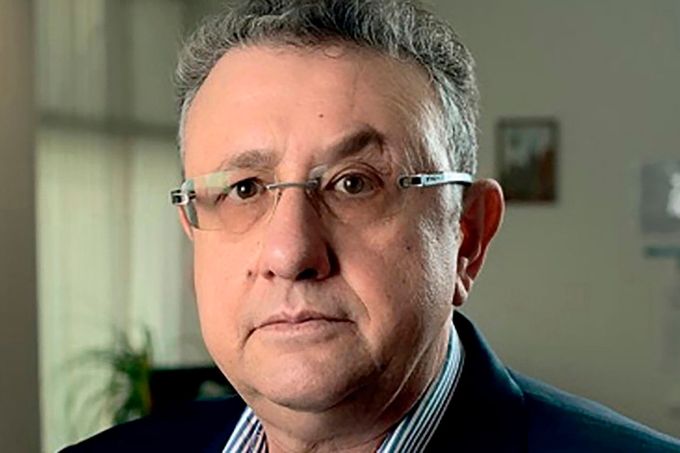 Šedesátiletý Leonid Šulman, vedoucí dopravního oddělení společnosti Gazprom Invest, byl nalezen mrtvý s mnohačetnými bodnými ranami v kaluži krve na podlaze své koupelny.