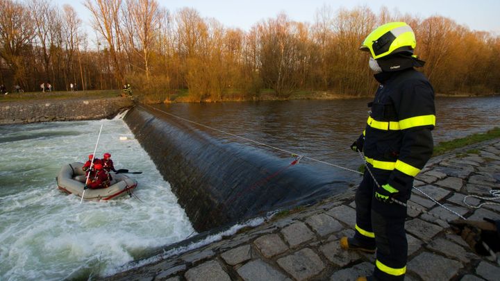 Tělo nalezené ve Svratce v Brně patří pohřešovanému mladíkovi, potvrdila policie; Zdroj foto: HZS ČR