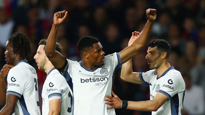 Denzel Dumfries slaví gól Interu v semifinále Ligy mistrů na hřišti Barcelony.