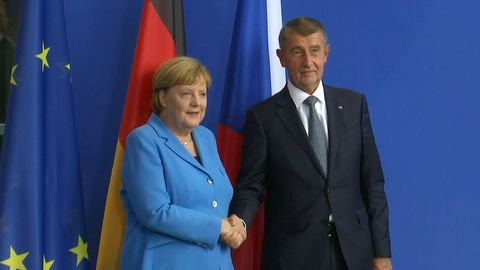 Merkelová jednala s Babišem o migraci. Proti jeho návštěvě protestovaly desítky lidí