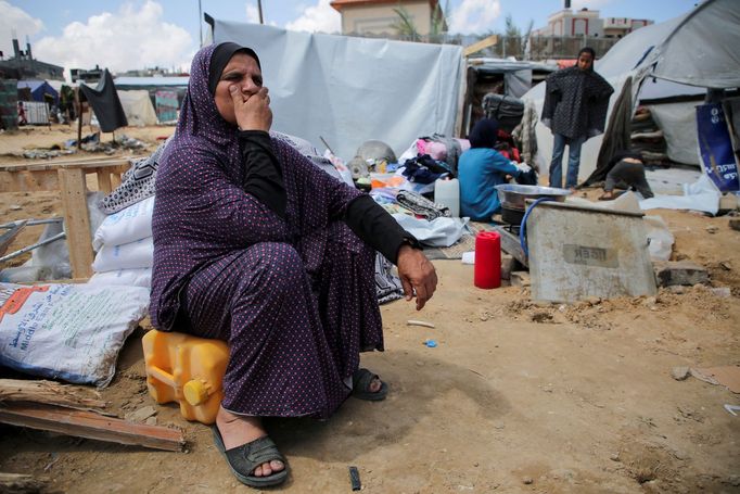 Vysídlení Palestinci čekají na opuštění stanového tábora poté, co izraelské síly zahájily pozemní a leteckou operaci ve východní části Rafáhu.