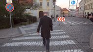 Jeho spolustraníci z předsednictva ČSSD v čele s Michalem Haškem jej v neděli vyzvali k odchodu z čela strany.