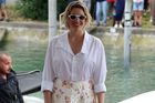 Americká herečka a scenáristka Greta Gerwig dorazila v květinové sukni.