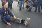 Policistům se nakonec podařilo sehnat ředidlo a přilepené demonstranty postupně odlepili.