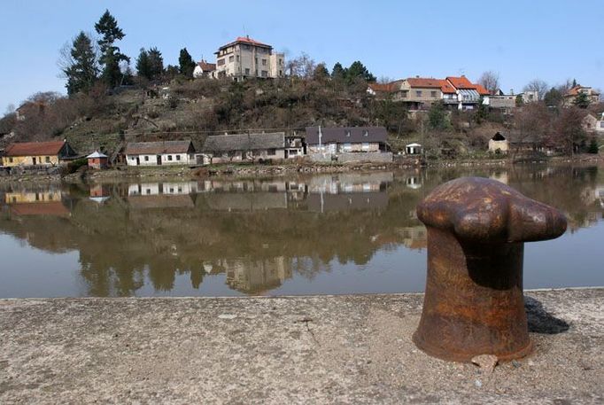 Většina Týnce leží na kopci. V Pobřežní ulici u řeky měli své domy koželuhové, barvíři a rybáři. "Profese, které i v suchých letech potřebovaly k obživě vodu a tak se jim vyplatilo riskovat hrozbu povodně jednou za sto let," říká startosta Macháček.