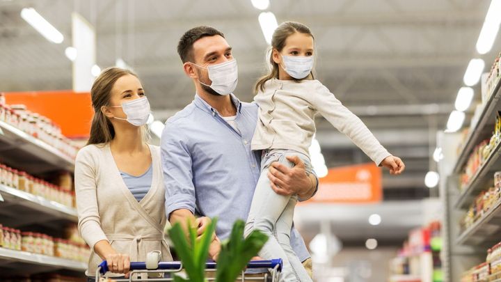 Odmítačům roušek domlouvá ostraha. Pražané jsou ale vesměs spořádaní, hlásí obchody