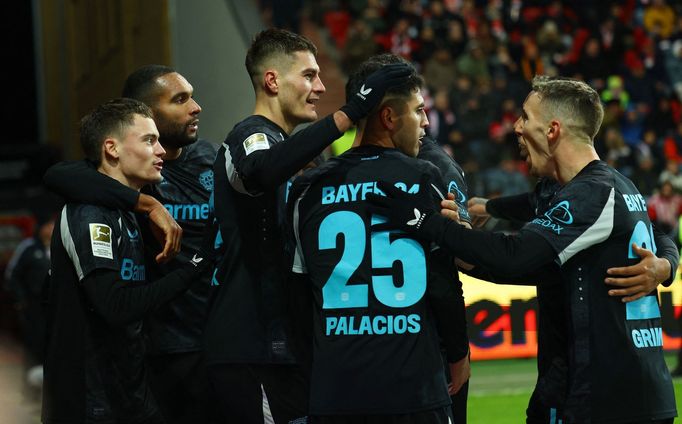 Patrik Schick slaví gól Leverkusenu