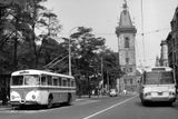 Poslední typ trolejbusů v Praze Škoda 8Tr z roku 1960. Vůz byl vyfotografován na poslední lince na Karlově náměstí. Brzy je vystřídaly autobusy ŠM11 (na snímku vpravo).