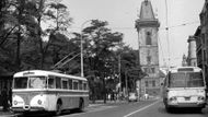 Poslední typ trolejbusů v Praze Škoda 8Tr z roku 1960. Vůz byl vyfotografován na poslední lince na Karlově náměstí. Brzy je vystřídaly autobusy ŠM11 (na snímku vpravo).