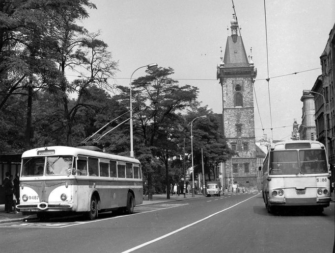 Poslední typ trolejbusů v Praze Škoda 8Tr z roku 1960. Vůz byl vyfotografován na poslední lince na Karlově náměstí. Brzy je vystřídaly autobusy ŠM 11 (na snímku vpravo).