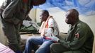 A Malian soldier wounded at the frontline receives medical treatment at a military clinic in Kati January 27, 2013. French and Malian troops were on Sunday restoring government control over the fabled Saharan trading town of Timbuktu, the latest gain in a fast-moving French-led offensive against al Qaeda-allied fighters occupying northern Mali. REUTERS/Malin Palm (MALI - Tags: MILITARY CONFLICT POLITICS HEALTH TPX IMAGES OF THE DAY) Published: Led. 27, 2013, 4:36 odp.