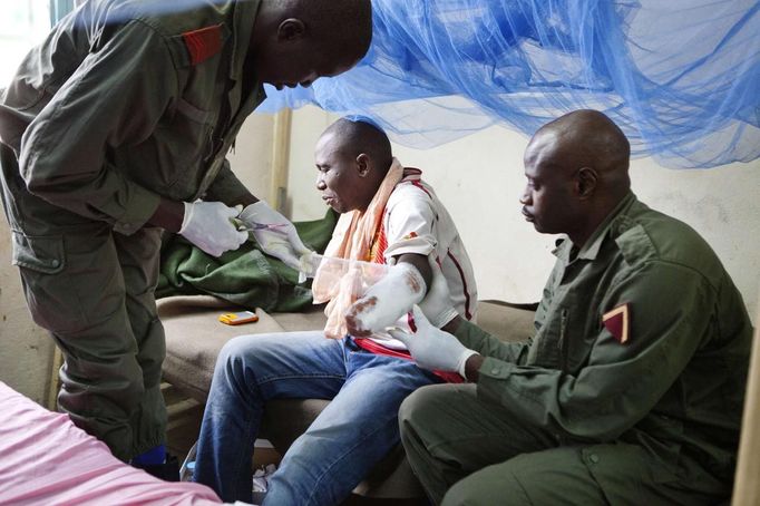 A Malian soldier wounded at the frontline receives medical treatment at a military clinic in Kati January 27, 2013. French and Malian troops were on Sunday restoring government control over the fabled Saharan trading town of Timbuktu, the latest gain in a fast-moving French-led offensive against al Qaeda-allied fighters occupying northern Mali. REUTERS/Malin Palm (MALI - Tags: MILITARY CONFLICT POLITICS HEALTH TPX IMAGES OF THE DAY) Published: Led. 27, 2013, 4:36 odp.