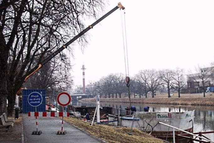 Poslední chvilky Čechie: jeřáb zdvihá "vanu" lodě na pevninu