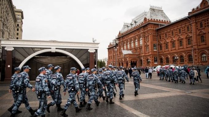 Ruští vojáci pochodují na Rudé náměstí