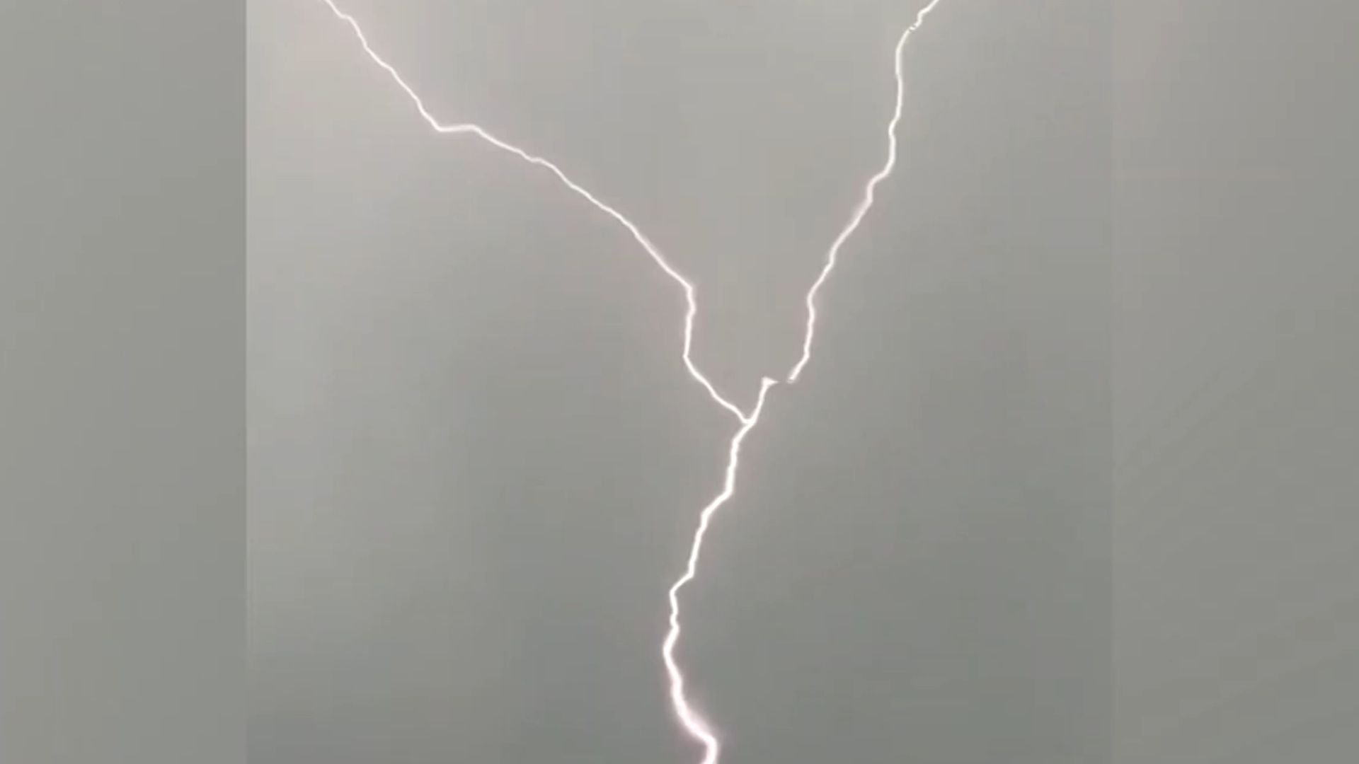 Letadlo zasáhly 3 blesky naráz - Aktuálně.cz