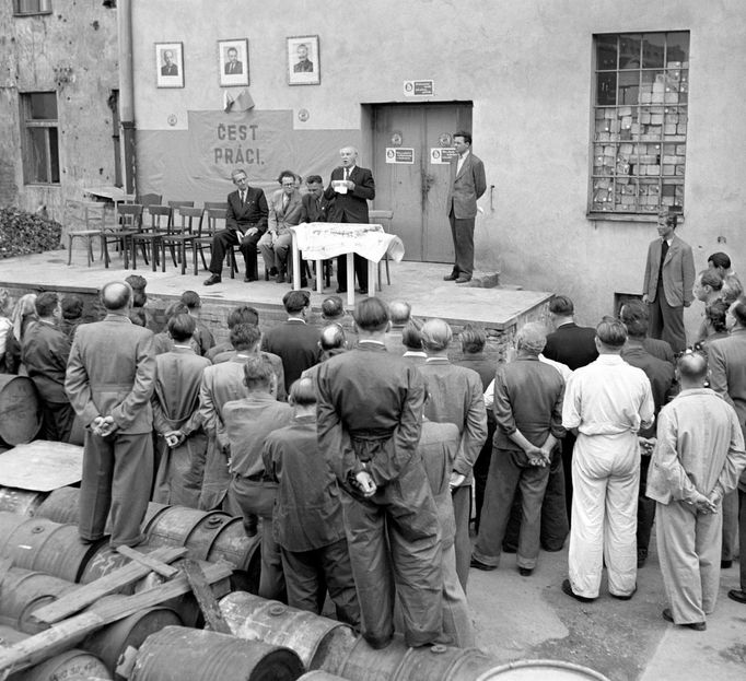 Zaměstnanci Spojených továren na barvy a laky n.p. ve Vysočanech při schůzi. Rok 1950