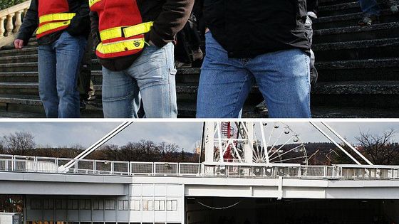 Policisté a hasiči demonstrovali, za platy.
