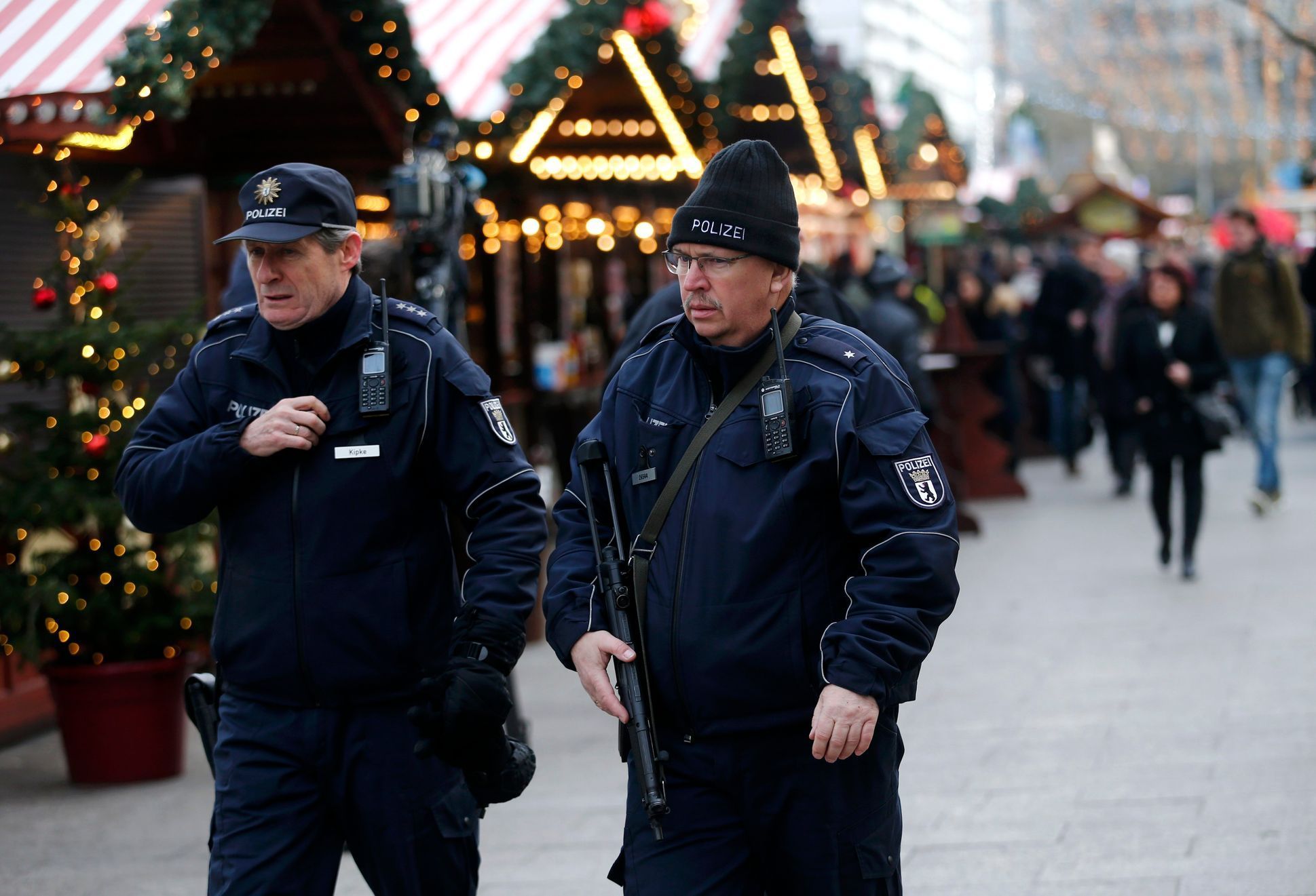 Policisté na znovu otevřených vánočních trzích v Berlíně.