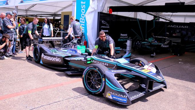 Tým Panasonic Jaguar Racing závodí v letošní sezoně poprvé a teprve sbírá zkušenosti a data. Ta by měla firmě pomoci ve vývoji elektromobilů.