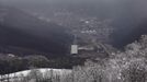 The construction sites at the village of Krasnaya Polyana, a venue for the Sochi 2014 Winter Olympics is seen below snow level near Sochi February 19, 2013. Although many complexes and venues in the Black Sea resort of Sochi mostly resemble building sites that are still under construction, there is nothing to suggest any concern over readiness. Construction will be completed by August 2013 according to organizers. The Sochi 2014 Winter Olympics opens on February 7, 2014. REUTERS/Kai Pfaffenbach (RUSSIA - Tags: CITYSCAPE BUSINESS CONSTRUCTION ENVIRONMENT SPORT OLYMPICS) Published: Úno. 19, 2013, 12:56 odp.