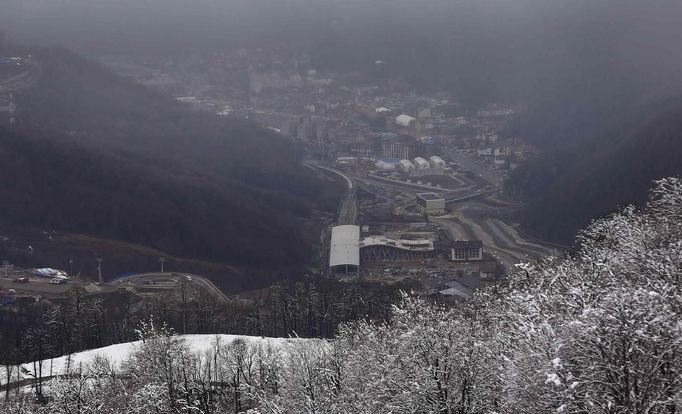 The construction sites at the village of Krasnaya Polyana, a venue for the Sochi 2014 Winter Olympics is seen below snow level near Sochi February 19, 2013. Although many complexes and venues in the Black Sea resort of Sochi mostly resemble building sites that are still under construction, there is nothing to suggest any concern over readiness. Construction will be completed by August 2013 according to organizers. The Sochi 2014 Winter Olympics opens on February 7, 2014. REUTERS/Kai Pfaffenbach (RUSSIA - Tags: CITYSCAPE BUSINESS CONSTRUCTION ENVIRONMENT SPORT OLYMPICS) Published: Úno. 19, 2013, 12:56 odp.