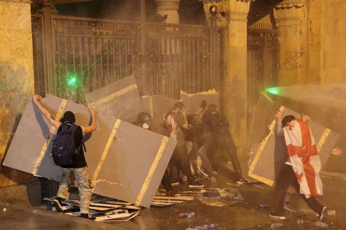 Protestující na demonstraci v Gruzii.