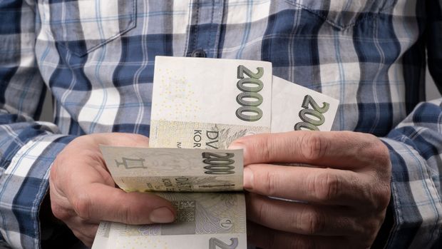 Dva miliony Čechů si polepší. Dostanou víc, než by odpovídalo inflaci, tvrdí ekonom