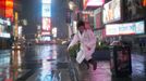 A woman in a bathrobe jumps into a puddle of rain water while visiting Times Square in New York October 29, 2012. As Hurricane Sandy aimed straight for them, promising to hammer the place they live with lashing winds and extensive flooding, New Yorkers seemed to be all about nonchalance on Monday morning - an attitude that didn't last into the afternoon. REUTERS/Adrees Latif (UNITES STATES - Tags: ENVIRONMENT DISASTER SOCIETY) Published: Říj. 30, 2012, 12:46 dop.