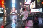 Dolní část Manhattanu zaplavila voda, na Times Square ale ještě krátce předtím poskakovala tato žena v koupacím plášti a holínkách v kalužích