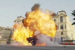 Střelba z raketometu na Palachově náměstí. Netflix vydal trailer z Gray Mana