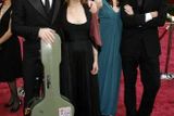 Oscar 2008: Glen Hansard a Markéta Irglová přicházejí na oscarový večer. V pozadí režisér filmu Once John Carney s přítelkyní
