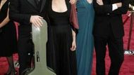 Oscar 2008: Glen Hansard a Markéta Irglová přicházejí na oscarový večer. V pozadí režisér filmu Once John Carney s přítelkyní