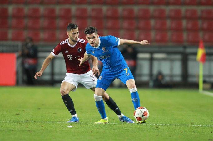 Dávid Hancko a Ianis Hagi v zápase skupiny A EL Sparta - Rangers