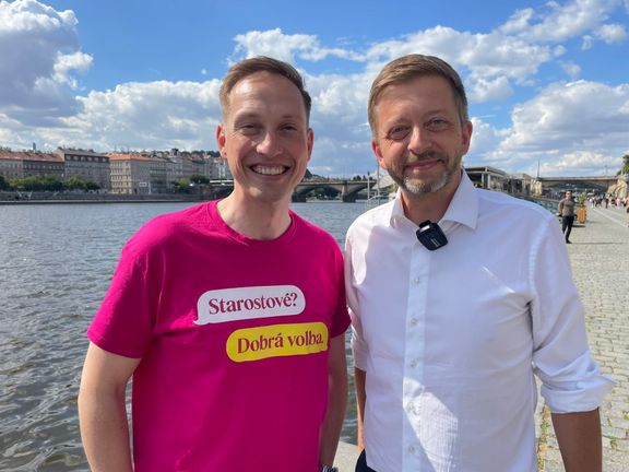 Předseda STAN Vít Rakušan s lídrem kandidátky v Praze Karlem Dvořákem u Vltavy 10. července 2025