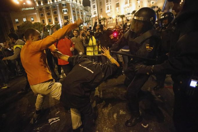 Riot police charge at demonstrators outside the Spanish parliament in Madrid, September 25, 2012. Protesters clashed with police in Spain's capital on Tuesday as the government prepares a new round of unpopular austerity measures for the 2013 budget that will be announced on Thursday. REUTERS/Susana Vera (SPAIN - Tags: CIVIL UNREST POLITICS BUSINESS) Published: Zář. 25, 2012, 8:36 odp.