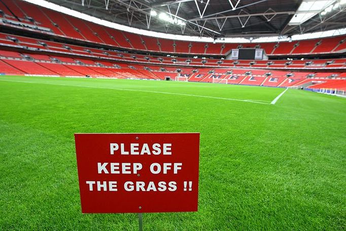 Pečlivě udržovaný trávník na londýnském stadionu Wembley.