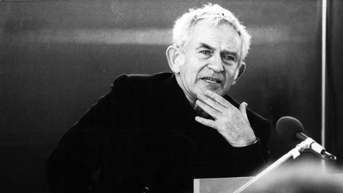 Norman Mailer při přednášce na mnichovské univerzitě v někdejším Západním Německu, nedatováno.