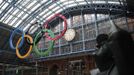 Olympic Rings hang from the ceiling of St Pancras station, home of the Eurostar, in London July 18, 2012. REUTERS/Ki Price (BRITAIN - Tags: TRANSPORT SPORT OLYMPICS) Published: Čec. 18, 2012, 7:25 odp.