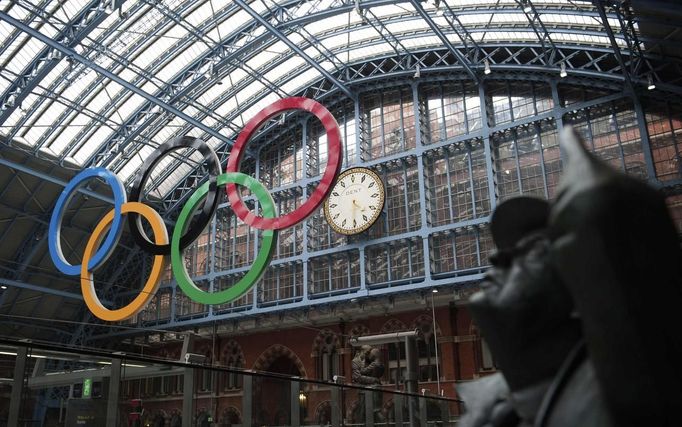 Olympic Rings hang from the ceiling of St Pancras station, home of the Eurostar, in London July 18, 2012. REUTERS/Ki Price (BRITAIN - Tags: TRANSPORT SPORT OLYMPICS) Published: Čec. 18, 2012, 7:25 odp.