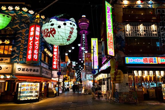 Zábavní čtvrť Šinsekaji v Ósace plná restaurací, obchůdků a neonů za normálních okolností tepe nočním životem. V době pandemie se ale docela vyprázdnila.