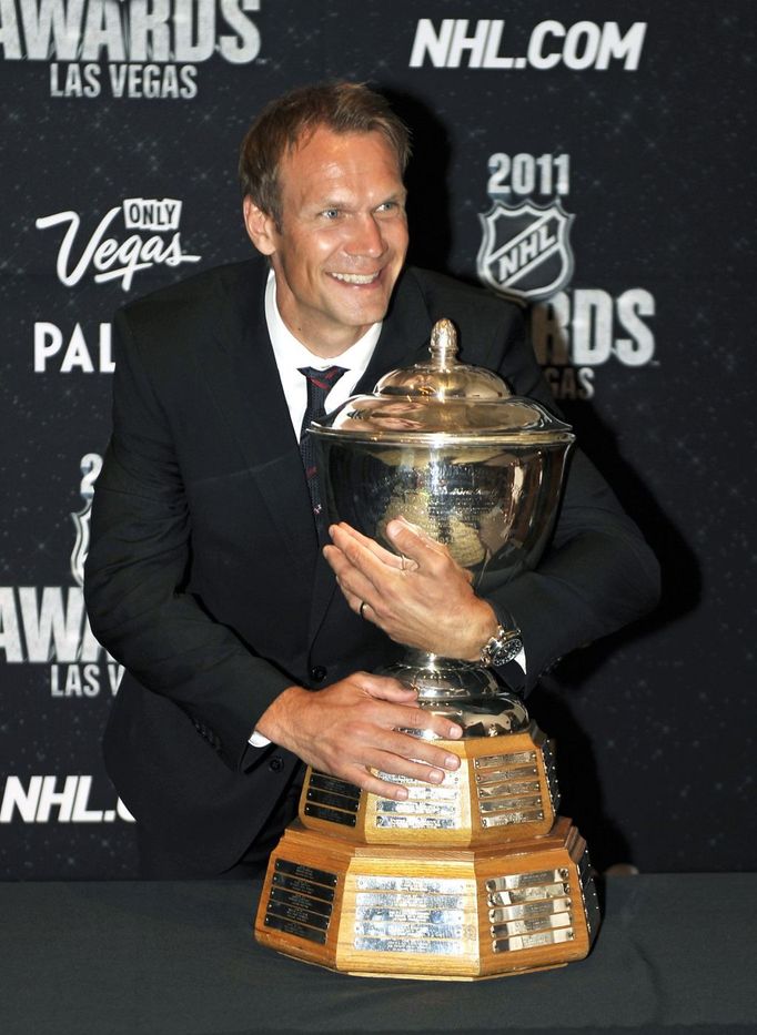 Švédský obránce Nicklas Lidström z klubu Detroit Red Wings pózuje s Norrisovou trofejí pro nejlepšího obránce NHL v roce 2011.