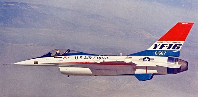 Letoun F-16 Fighting Falcon amerického letectva během letu poblíž Edwards AFB v USA, 2. února 1974.