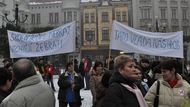 Ostrava 8. prosince 2010 v 15:00. Skupinka protestujících se na Kuřím rynku pokouší postrašit vládu