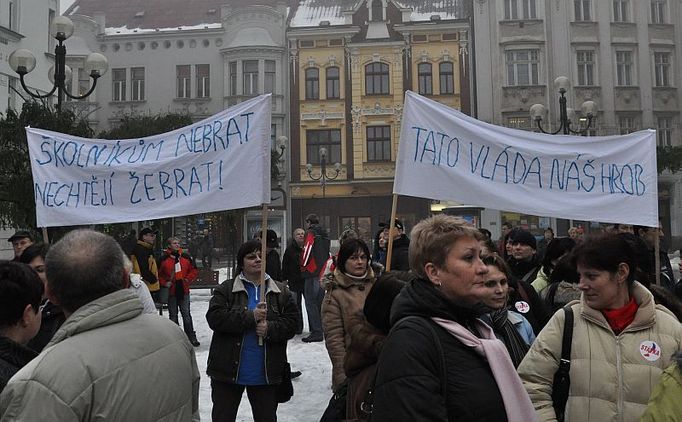 Na Jiráskově náměstí zvaném Kuří rynek v centru Ostravy se po třetí hodině odpoledne sešlo asi 300 protestujících. Organizátoři malého shromáždění měli k dispozici pouze málovýkkonný megafon, takže už dvacet metrů od řečníka nebylo srozumitelné, co lidem říká. Část přítomných se na Kuří rynek přesunula ze sousedního Masarykova náměstí, kde popíjeli medovinu na vánočních trzích.