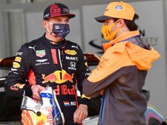 Rouškám neuniknou v letošní sezoně ani piloti formule 1. Na snímku debatují  Max Verstappen z Red Bullu a jezdec McLarenu Carlos Sainz junior.