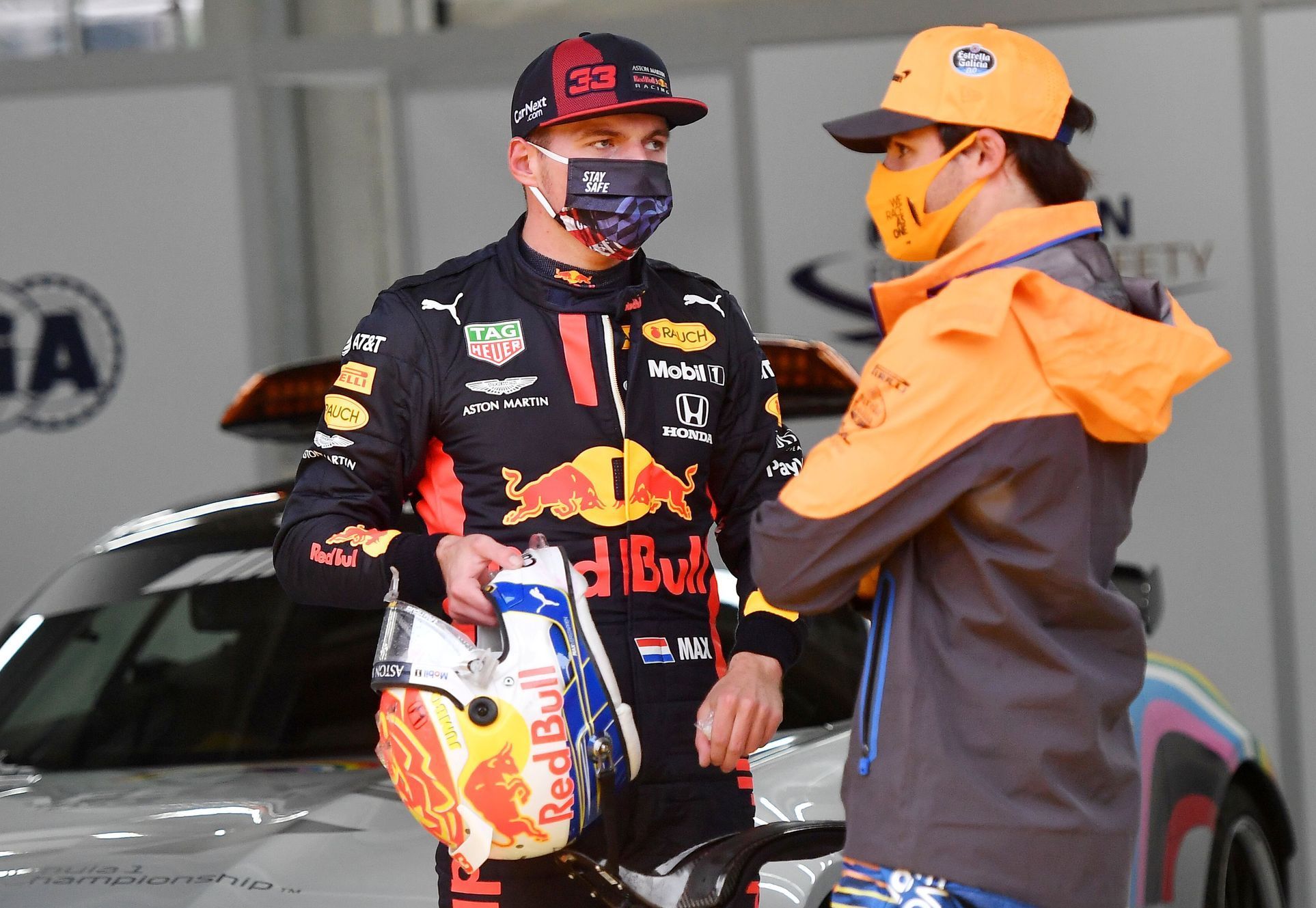 Max Verstappen z Red Bullu a jezdec McLarenu Carlos Sainz junior při GP Štýrska 2020